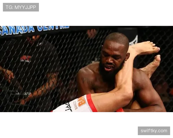 乔恩·琼斯在家练完拳顺手把保时捷钥匙扔泳池了