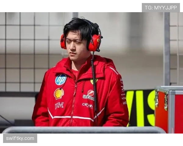 周冠宇在F1围场外被拍到拎着便利店饭团当晚餐，这自律程度我真服了